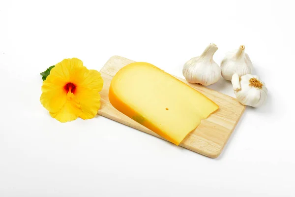 Gouda cheese with garlic and hibiscus — Stock Photo, Image