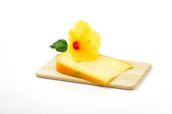 Queijo gouda com hibisco — Fotografia de Stock