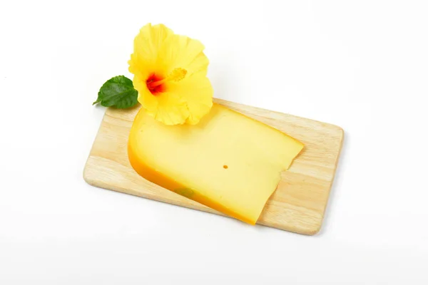 Queijo gouda com hibisco — Fotografia de Stock