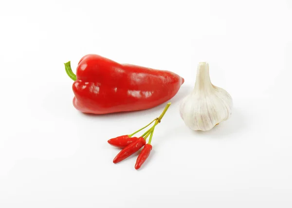 Red sweet pepper, chillies and garlic — Stock Photo, Image