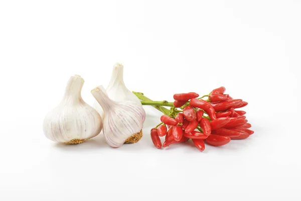 Rode chili peppers en knoflook — Stockfoto
