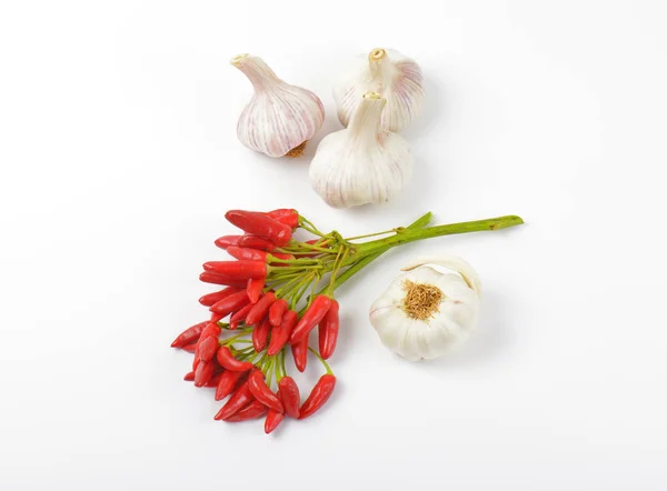 Röd chili paprika och vitlök — Stockfoto