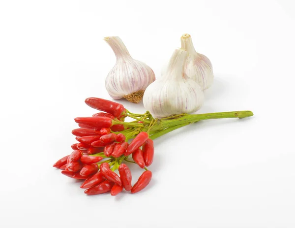 Rode chili peppers en knoflook — Stockfoto