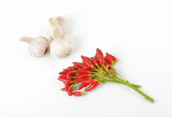 Röd chili paprika och vitlök — Stockfoto