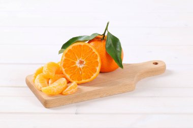 Tam ve dilimlenmiş mandalina.