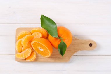 Tam ve dilimlenmiş mandalina.