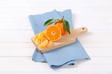 Tam ve dilimlenmiş mandalina.