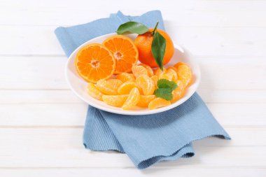 Tam ve dilimlenmiş mandalina.