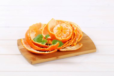 soyulmuş mandalina kabukları içinde düzenlenmiş