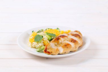 pirinç ve portakal ile kavrulmuş tavuk göğsü