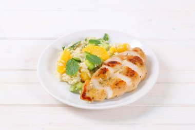 pirinç ve portakal ile kavrulmuş tavuk göğsü