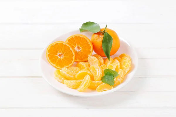 Whole and sliced tangerines — Stock Photo, Image