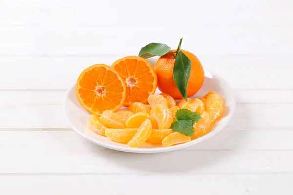 Ganze und in Scheiben geschnittene Mandarinen — Stockfoto