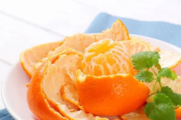 Gepelde mandarijn gerangschikt in schillen — Stockfoto