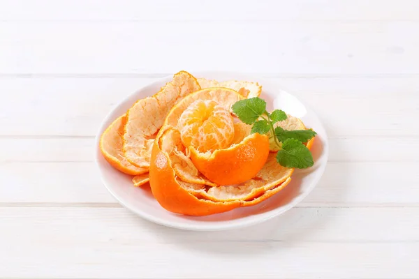 Peeled tangerine arranged in peels — Stock Photo, Image