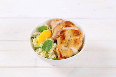 pirinç ve portakal ile kavrulmuş tavuk göğsü