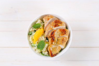 pirinç ve portakal ile kavrulmuş tavuk göğsü