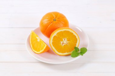 Bütün ve dilimlenmiş portakal