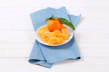 Bütün ve soyulmuş mandalina