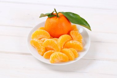 Bütün ve soyulmuş mandalina