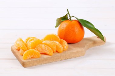 Bütün ve soyulmuş mandalina