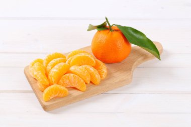 Bütün ve soyulmuş mandalina