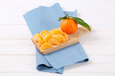 Bütün ve soyulmuş mandalina