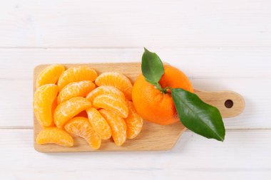 Bütün ve soyulmuş mandalina