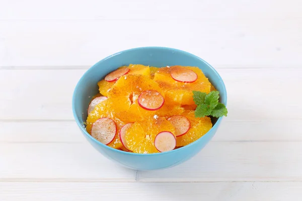 Plasterki pomarańczy, rzodkiewka i cynamon — Zdjęcie stockowe