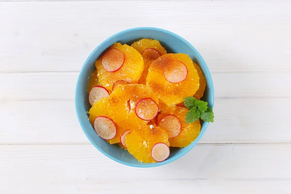 Rodajas de naranja, rábano y canela — Foto de Stock