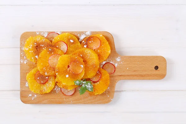 Szelet narancs, a retek és a fahéj — Stock Fotó