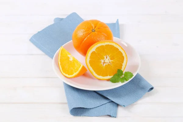 Whole and sliced oranges — Stock Photo, Image