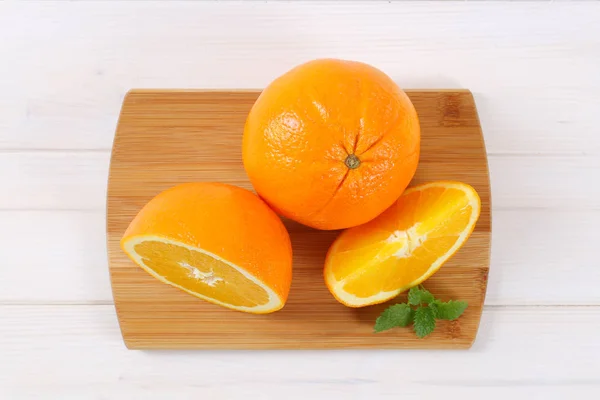 Whole and sliced oranges — Stock Photo, Image