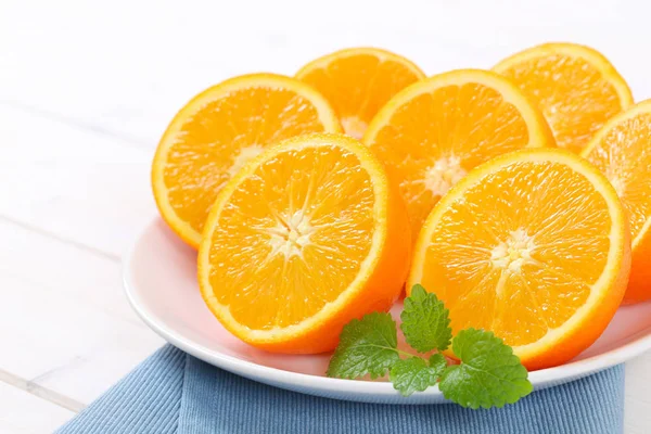 Кучка апельсинов наполовину — стоковое фото