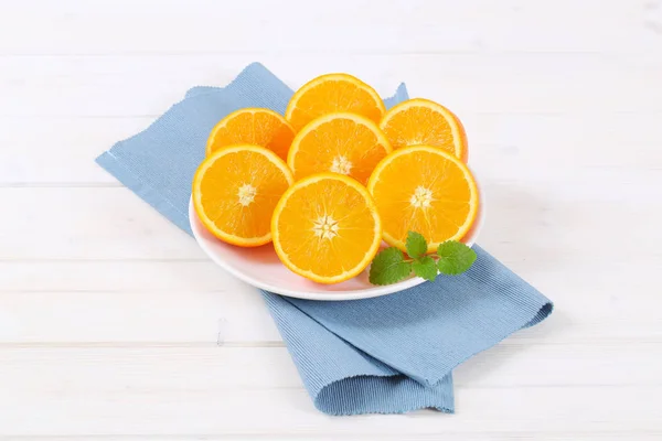 Кучка апельсинов наполовину — стоковое фото