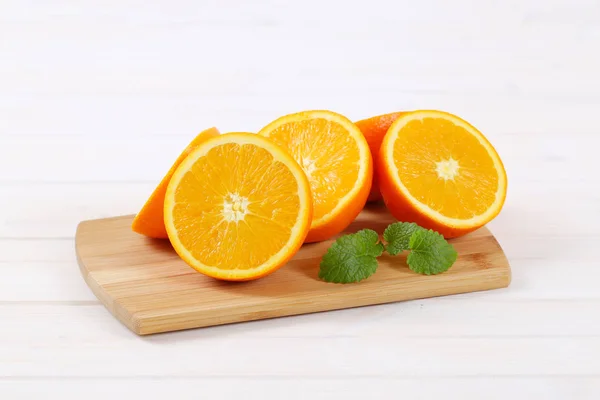 Gruppe halbierter Orangen — Stockfoto