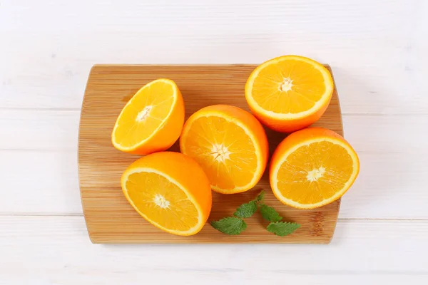 Gruppe halbierter Orangen — Stockfoto