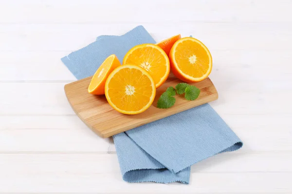Группа половинчатых апельсинов — стоковое фото