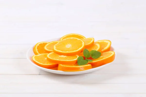 Тонкие ломтики свежего апельсина — стоковое фото