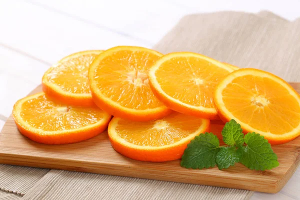 Тонкие ломтики свежего апельсина — стоковое фото