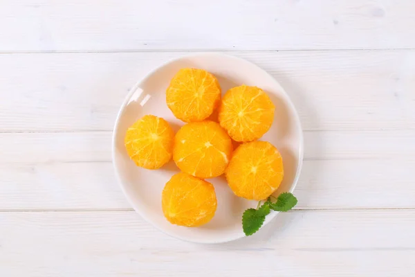 Whole and peeled oranges — Stock Photo, Image