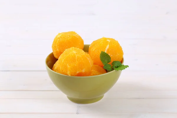 Hela och skalade apelsiner — Stockfoto