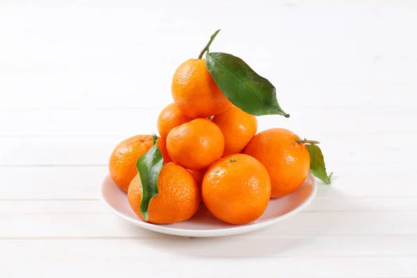 Frische Mandarinen mit Blättern — Stockfoto
