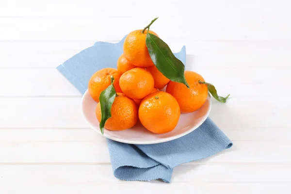 Tangerinas frescas com folhas — Fotografia de Stock