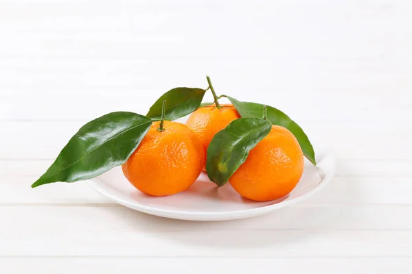 Свежие мандарины с листьями — стоковое фото
