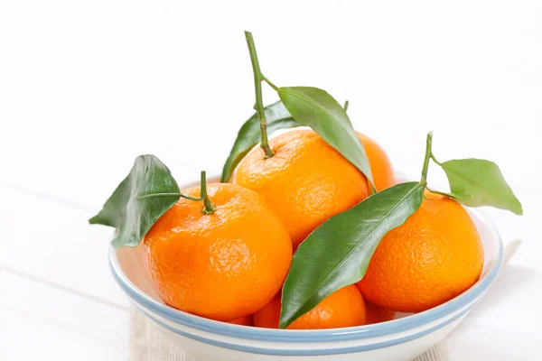 Frische Mandarinen mit Blättern — Stockfoto