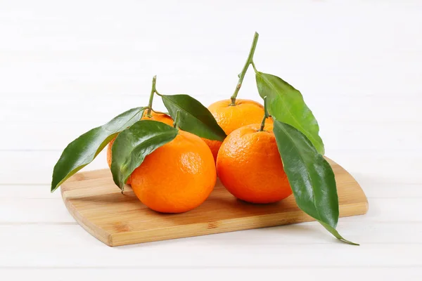 Frische Mandarinen mit Blättern — Stockfoto