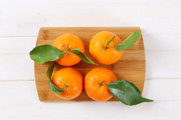 Frische Mandarinen mit Blättern — Stockfoto