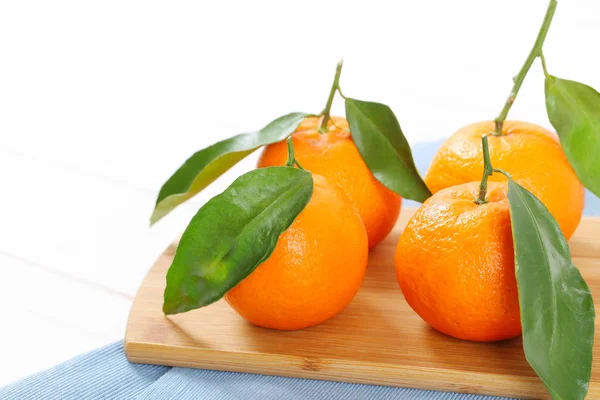 Frische Mandarinen mit Blättern — Stockfoto