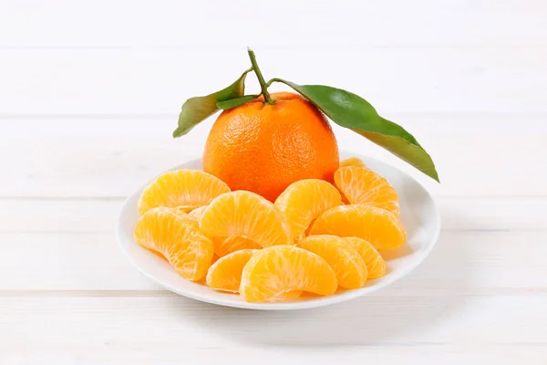 Ganze und geschälte Mandarinen — Stockfoto